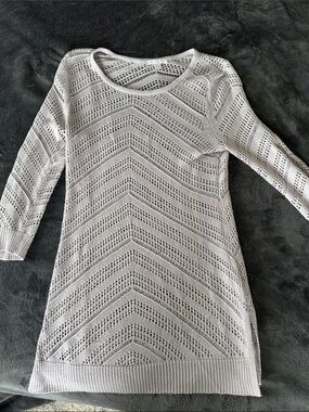 New York & Company Light Gray Open-Knit 3/4 Sleeve shirt. Size Medium